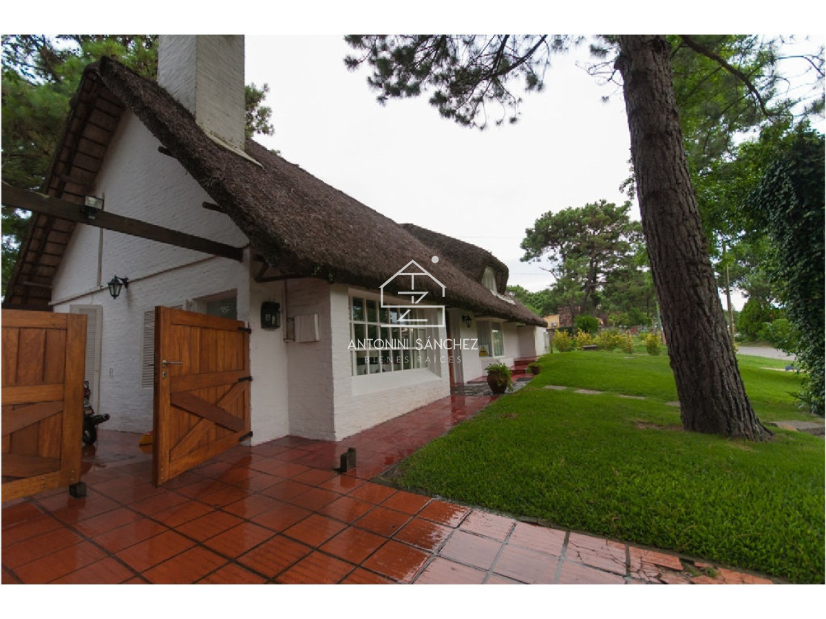 Casa ID.2111 - Casa en Venta y Alquiler, Pinares, Punta del Este.