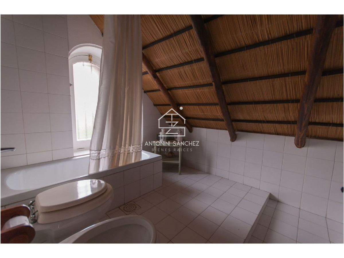 Casa ID.2111 - Casa en Venta y Alquiler, Pinares, Punta del Este.
