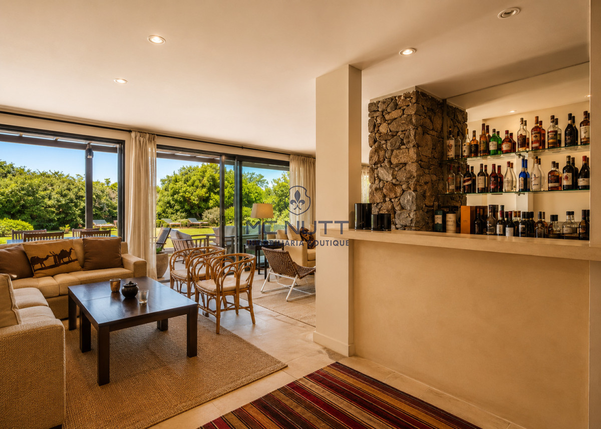 Casa ID.913/ - Exclusiva casa en Venta, 4 dormitorios
