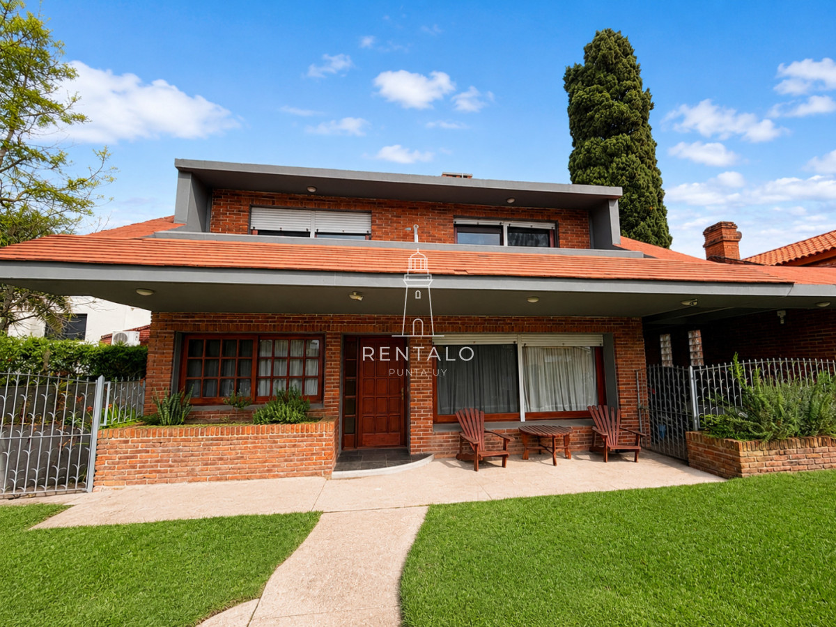Casa ID.956 - Venta casa de 4 Dormitorios en Playa Mansa Punta del este 