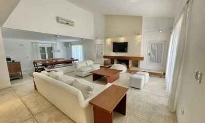 VENTA DE HERMOSA CASA DE 4 DORMITORIOS EN LUGANO PUNTA DEL ESTE