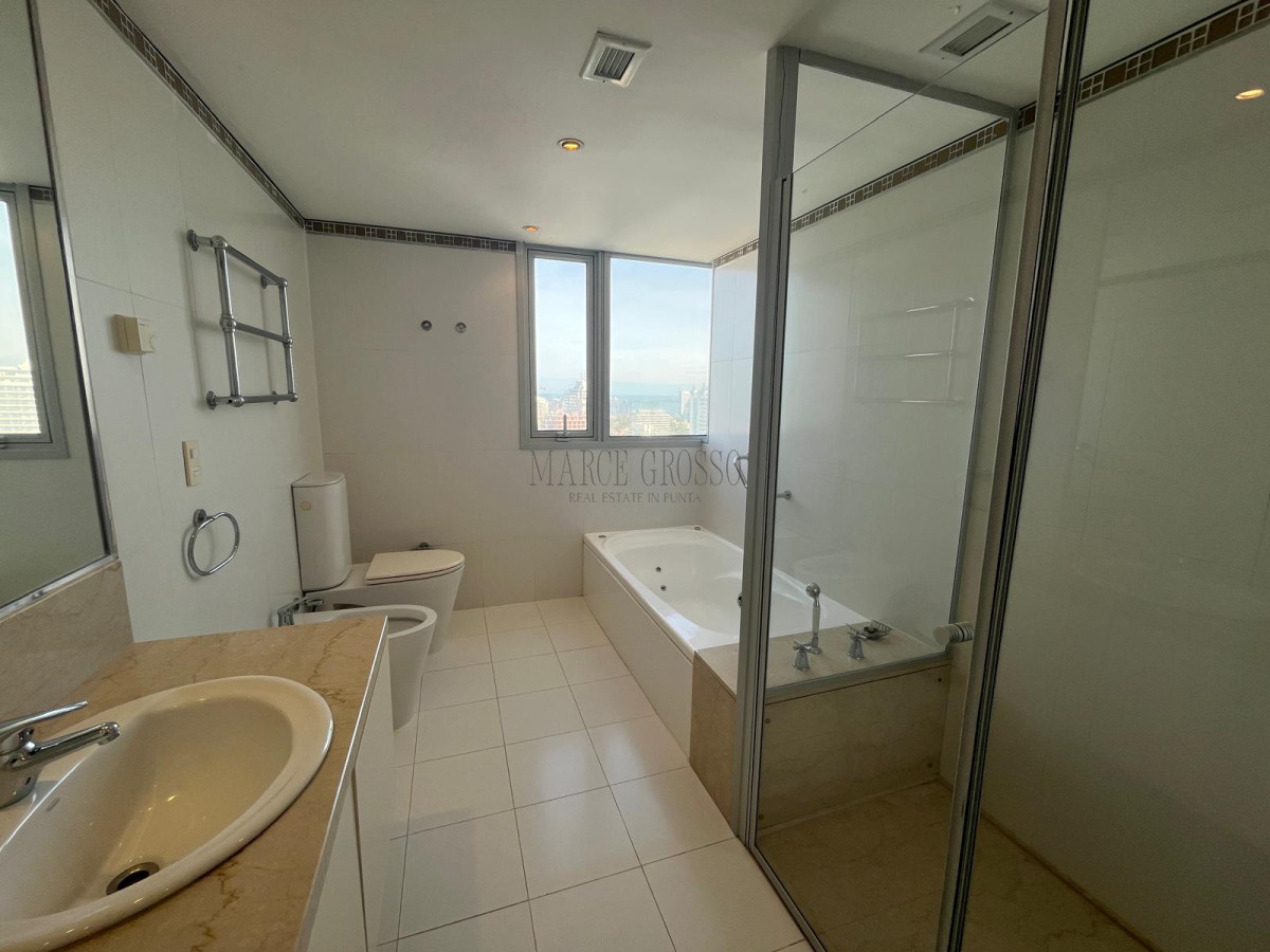 Apartamento ID.216 - Apartamento en Venta y Alquiler, Brava, Punta del Este, 3 Dormitorios.