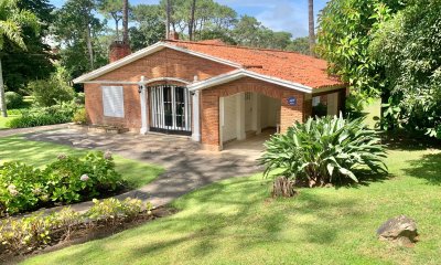 Excelente oportunidad Chalet con amplios jardines y espacios verdes