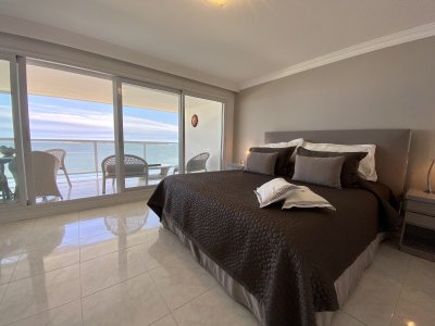 Apartamento en Venta y Alquiler, Mansa, Punta del Este, 4 Dormitorios. - NLV8342A