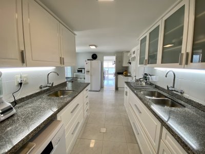 Apartamento en Venta y Alquiler, Mansa, Punta del Este, 4 Dormitorios. - NLV8342A