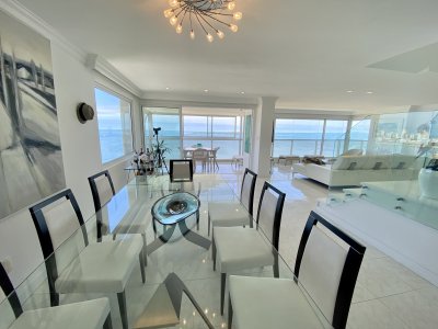 Apartamento en Venta y Alquiler, Mansa, Punta del Este, 4 Dormitorios. - NLV8342A