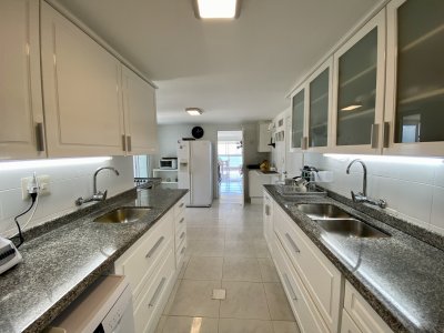 Apartamento en Venta y Alquiler, Mansa, Punta del Este, 4 Dormitorios. - NLV8342A