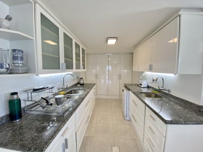 Apartamento en Venta y Alquiler, Mansa, Punta del Este, 4 Dormitorios. - NLV8342A