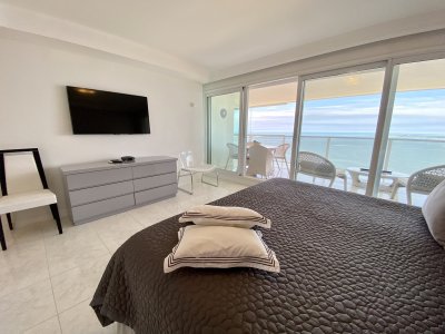 Apartamento en Venta y Alquiler, Mansa, Punta del Este, 4 Dormitorios. - NLV8342A