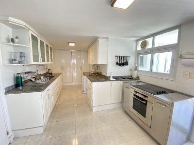 Apartamento en Venta y Alquiler, Mansa, Punta del Este, 4 Dormitorios. - NLV8342A