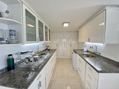 Apartamento en Venta y Alquiler, Mansa, Punta del Este, 4 Dormitorios. - NLV8342A