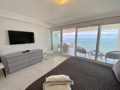 Apartamento en Venta y Alquiler, Mansa, Punta del Este, 4 Dormitorios. - NLV8342A