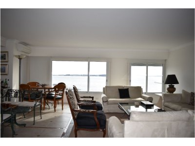 Apartamento de 3 dormitorios con vista frente al mar - Punta del Este.