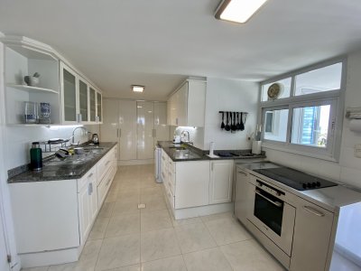 Apartamento en Venta y Alquiler, Mansa, Punta del Este, 4 Dormitorios. - NLV8342A