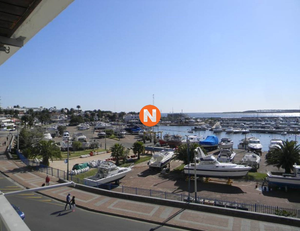 Apartamento en venta de 4 dorm. con vista espectacular al Puerto de Punta del Este  - NLV217094A