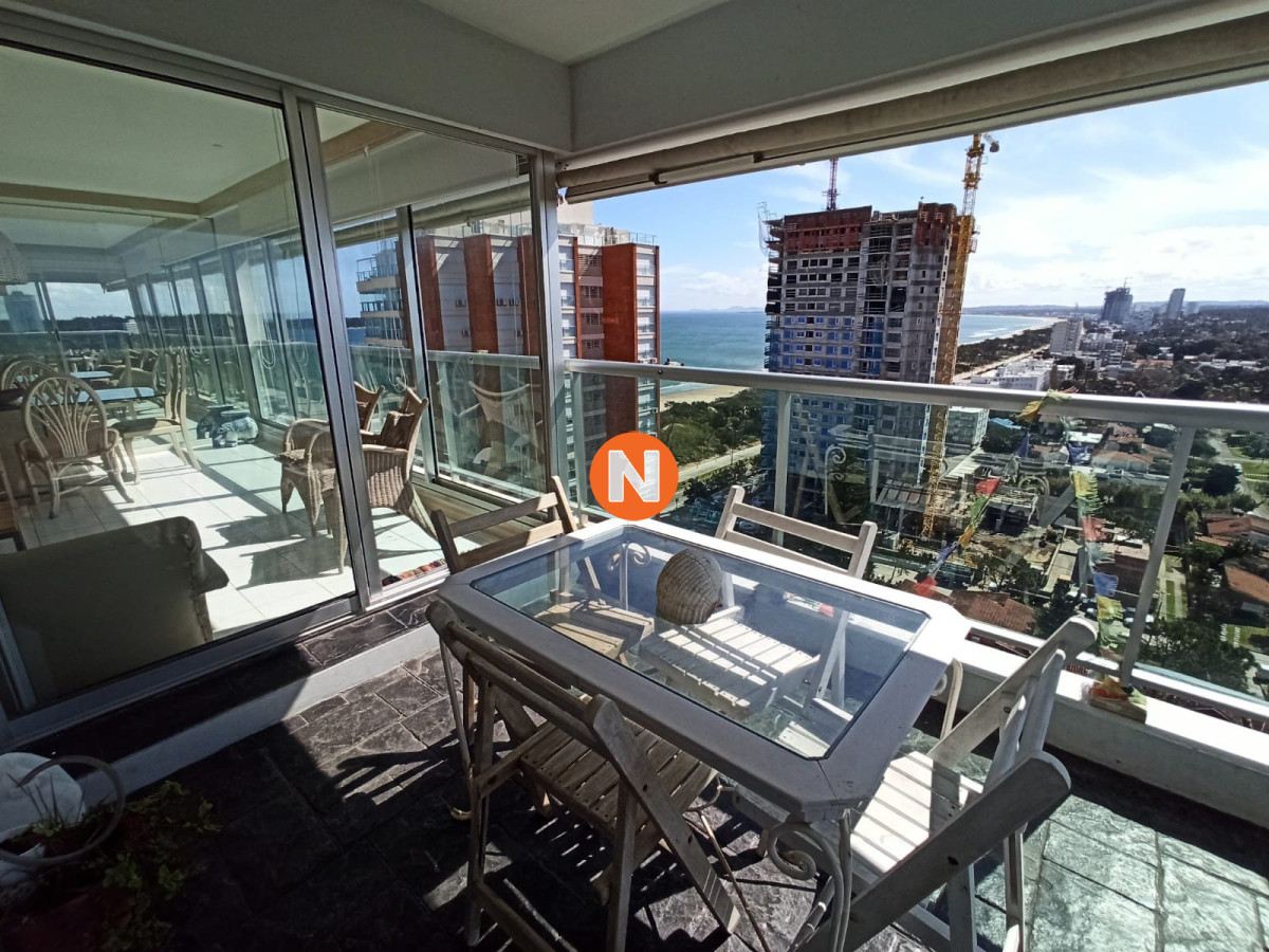 VENTA DE APARTAMENTO DE 2 DORMITORIOS EN MANSA PUNTA DEL ESTE  - NLV204251A
