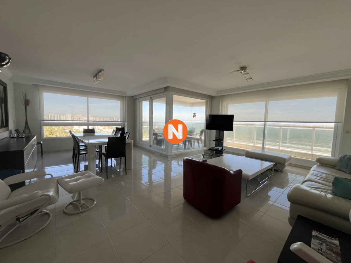 Apartamento en Venta de 3 dormitorios y servicio, Playa Mansa Punta del Este - NLV8432A