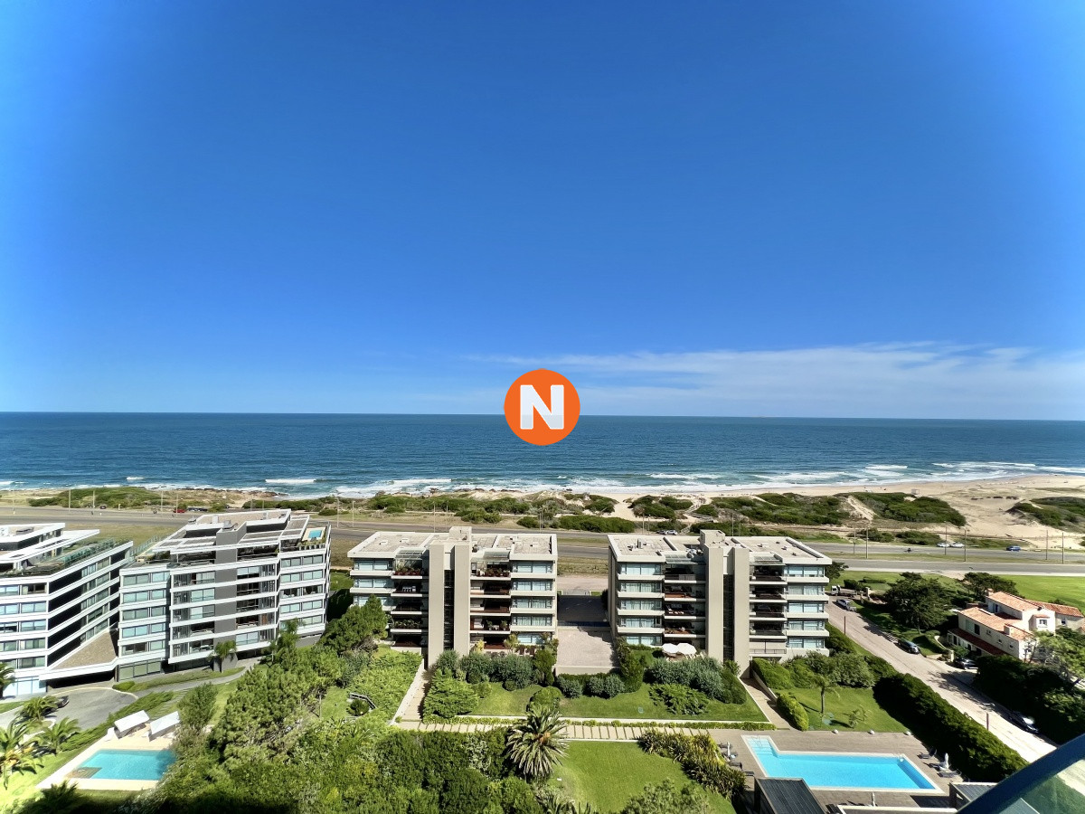 VENTA DE APARTAMENTO DE 3 DORMITORIOS EN SUITE EN EDIFICIO SURFSIDE VISTA UNICA  - NLV220154A