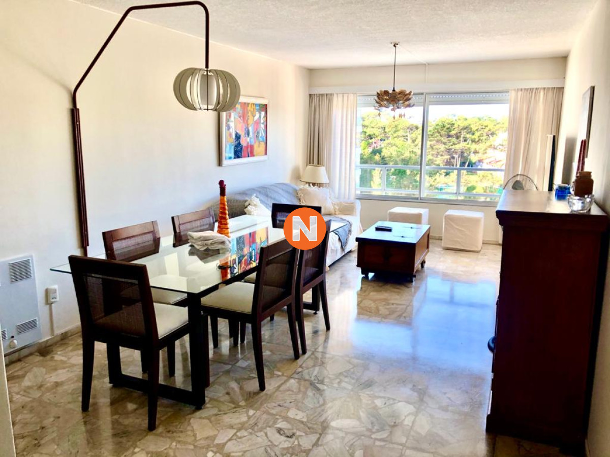VENTA DE APARTAMENTO DE 2 DORMITORIOS Y MEDIO EN MANSA PUNTA DEL ESTE  - NLV216233A