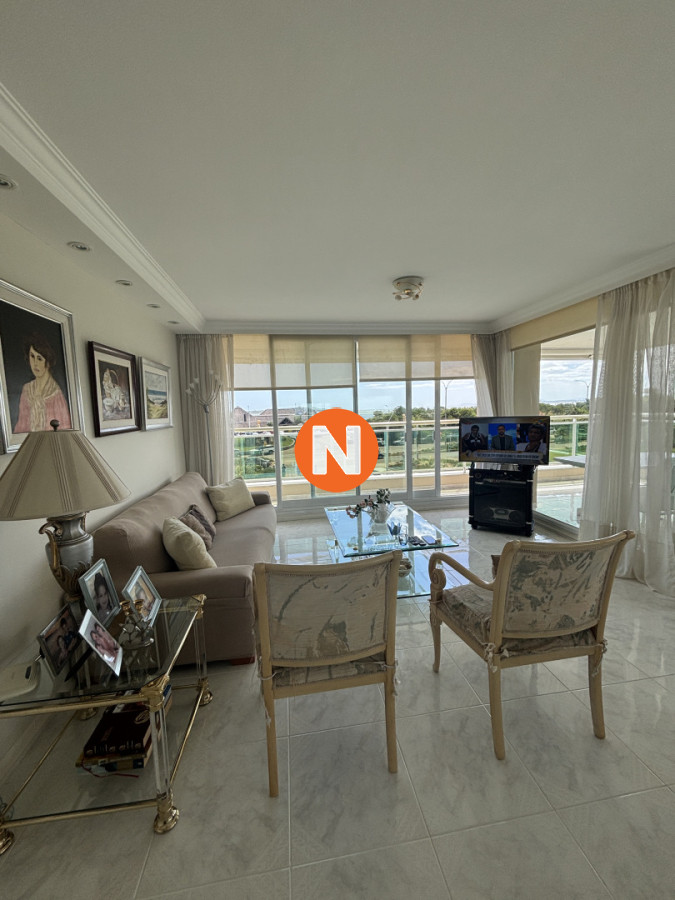 CORAL TOWER VENTA DE APARTAMENTO DE 3 SUITES + DEPENENDECNIA PLAYA MANSA PUNTA DEL ESTE - NLV171A