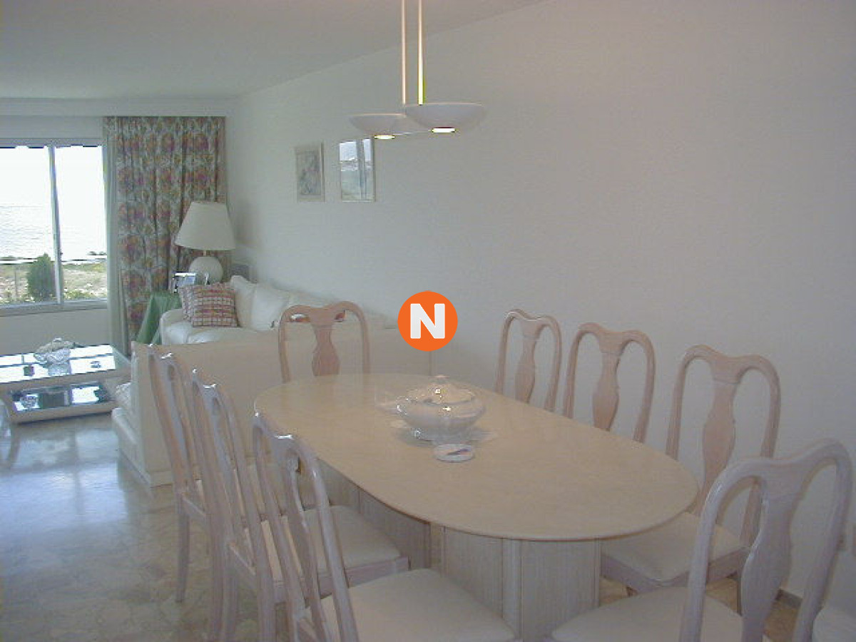 VENTA DE APARTAMENTO DE 3 DORMITORIOS FRENTE AL MAR EN MANSA PUNTA DEL ESTE - NLV524A