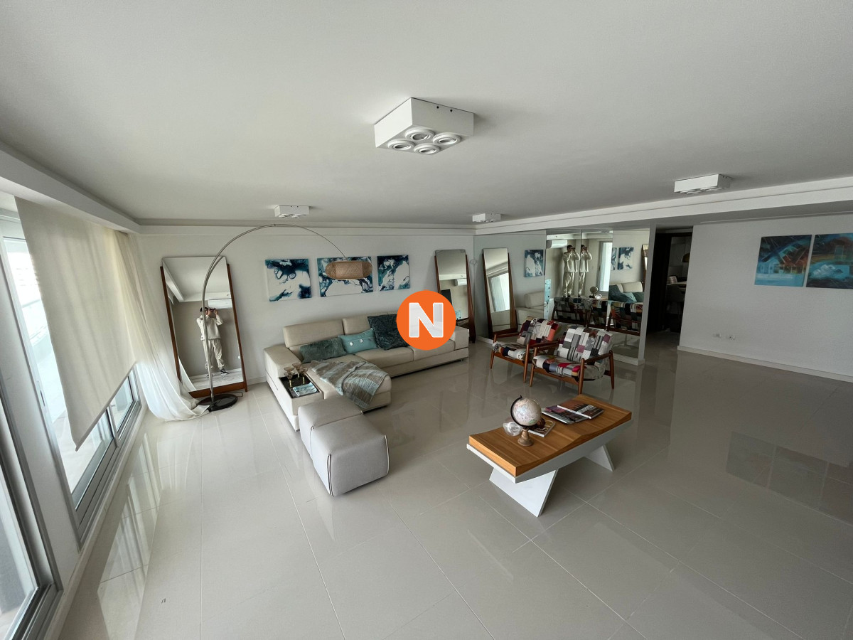 Vive la Exclusividad en el Corazón de Brava - NLV221768A