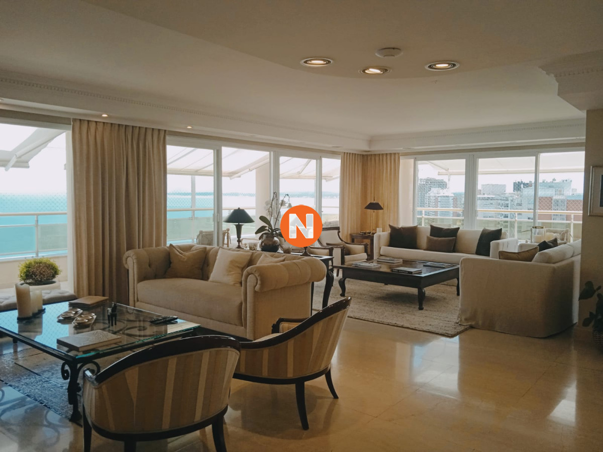 Hermoso Penthouse , en uno de los edificios mas céntricos de Punta del Este! - NLV217274A