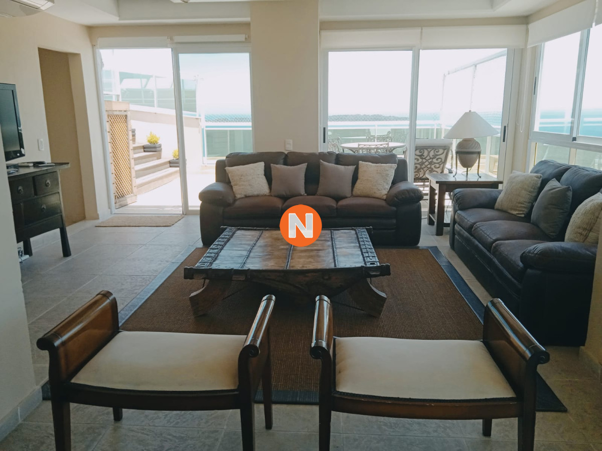 Apartamento Ref.217274 - Hermoso Penthouse , en uno de los edificios mas céntricos de Punta del Este!