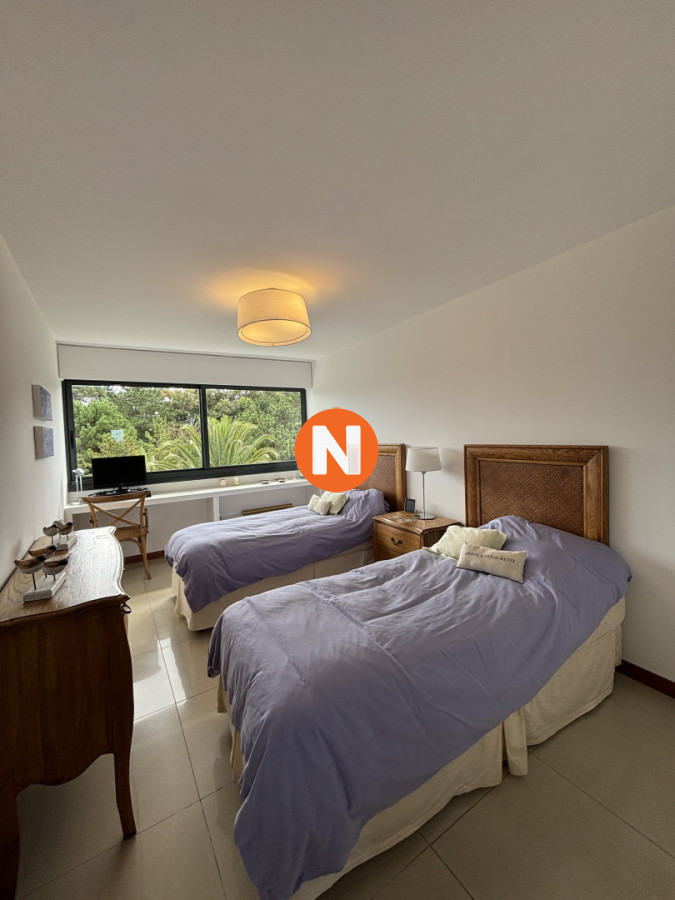Apartamento Ref.8763 - VENTA DE APARTAMENTO DE 3 SUITES FRENTE AL MAR EN EDIFICIO MARIGOT BRAVA PUNTA DEL ESTE 