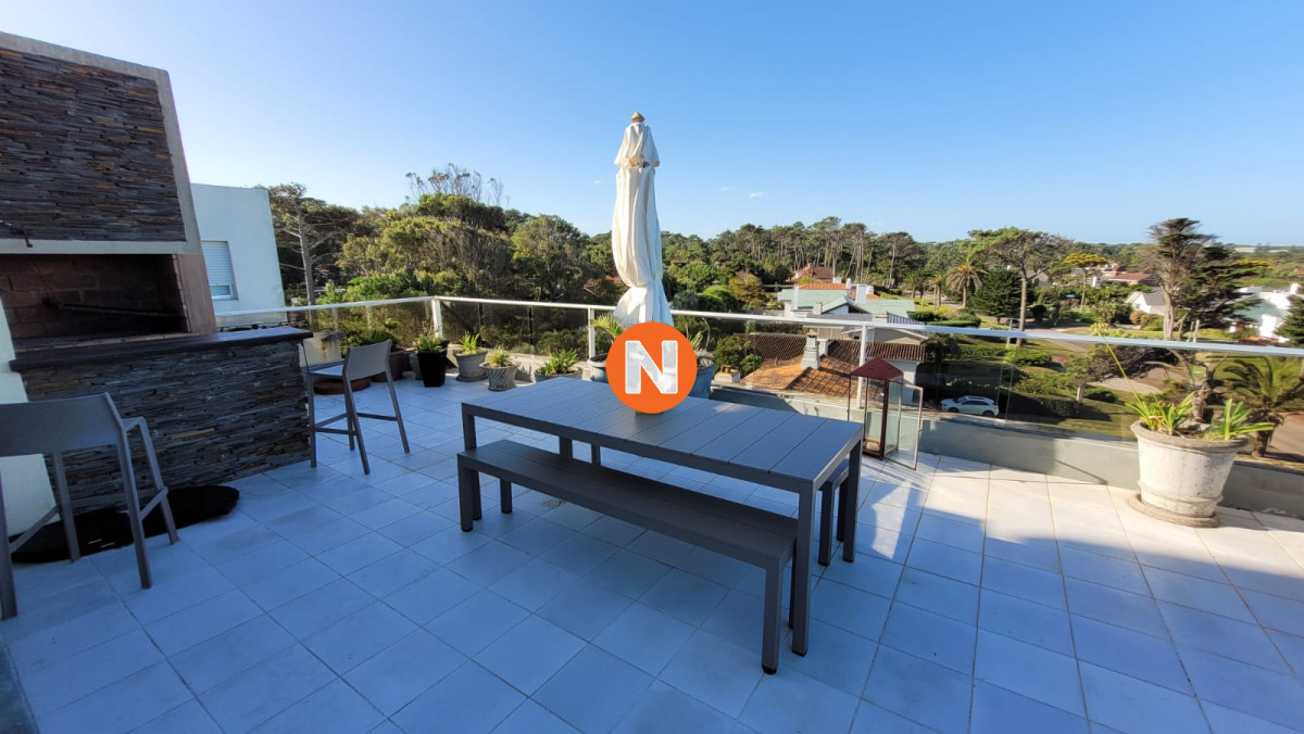 Apartamento Ref.220951 - Apartamento en Venta en Playa Brava excelente estado primera linea