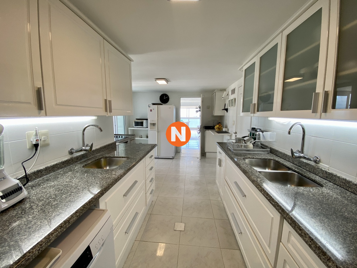 Apartamento Ref.8342 - Apartamento en Venta y Alquiler, Mansa, Punta del Este, 4 Dormitorios.