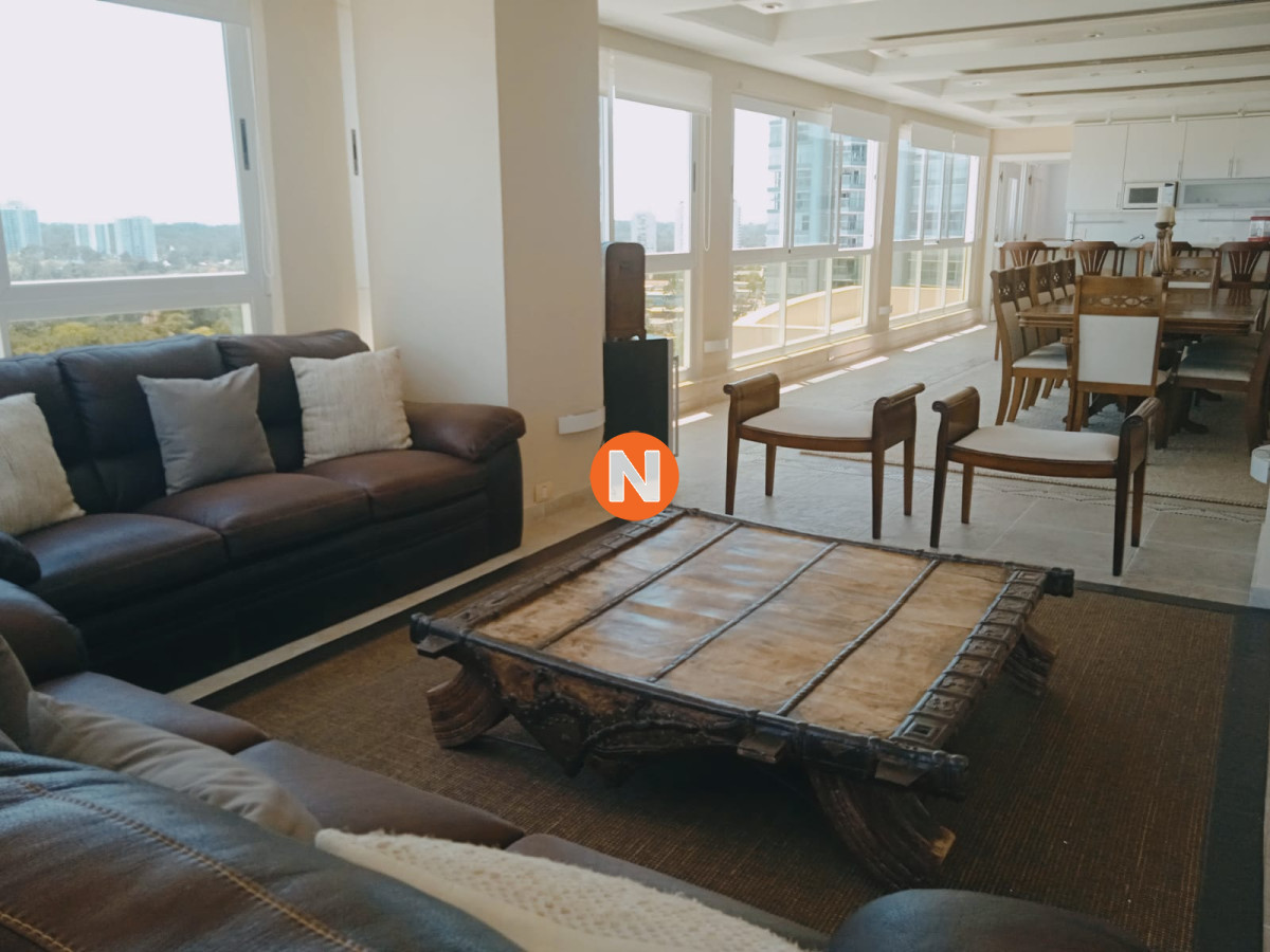 Apartamento Ref.217274 - Hermoso Penthouse , en uno de los edificios mas céntricos de Punta del Este!