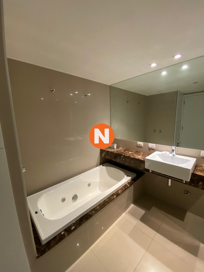 Apartamento Ref.220155 - Venta de Apartamento 3 dormitorios + servicio - Playa Brava - Punta del Este
