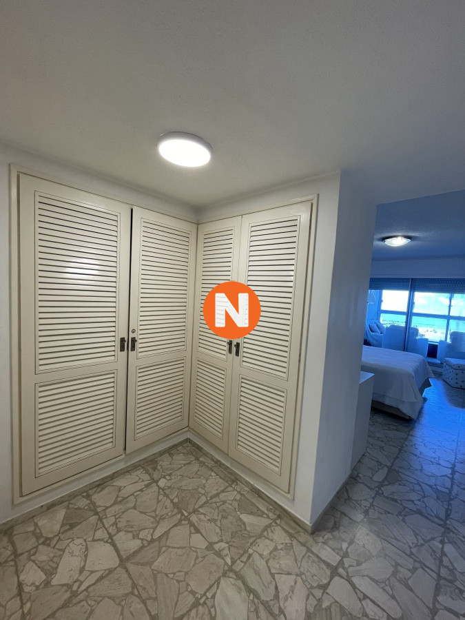 Apartamento Ref.222739 - En Venta - Apartamento 3 habitaciones, frente al mar. Parada 7, Punta del Este.