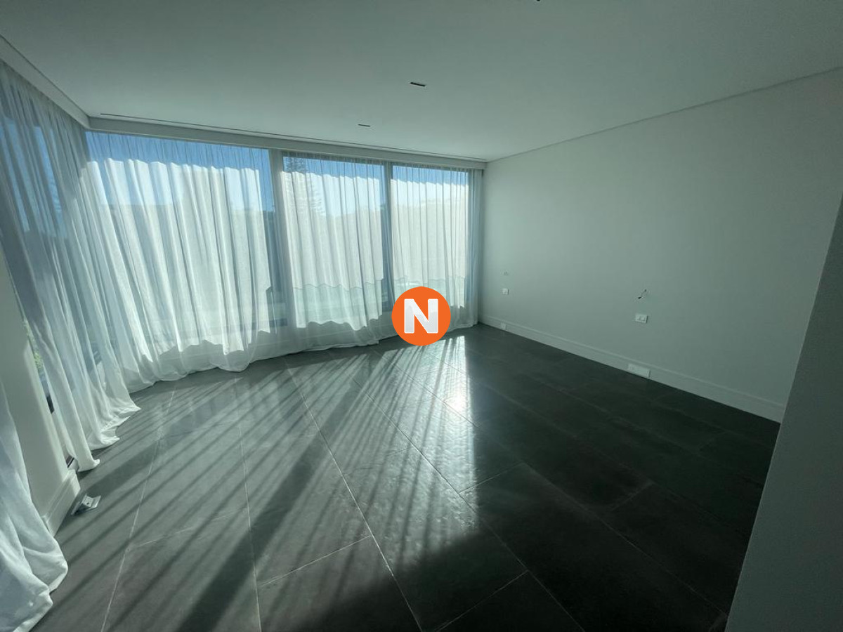 Apartamento Ref.216012 - VENTA DE APARTAMENTO DE 3 DORMITORIOS EN EDIFICIO LOMA VERDE EN BRAVA PUNTA DEL ESTE