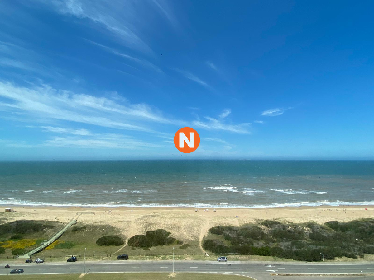 Apartamento Ref.220155 - Venta de Apartamento 3 dormitorios + servicio - Playa Brava - Punta del Este