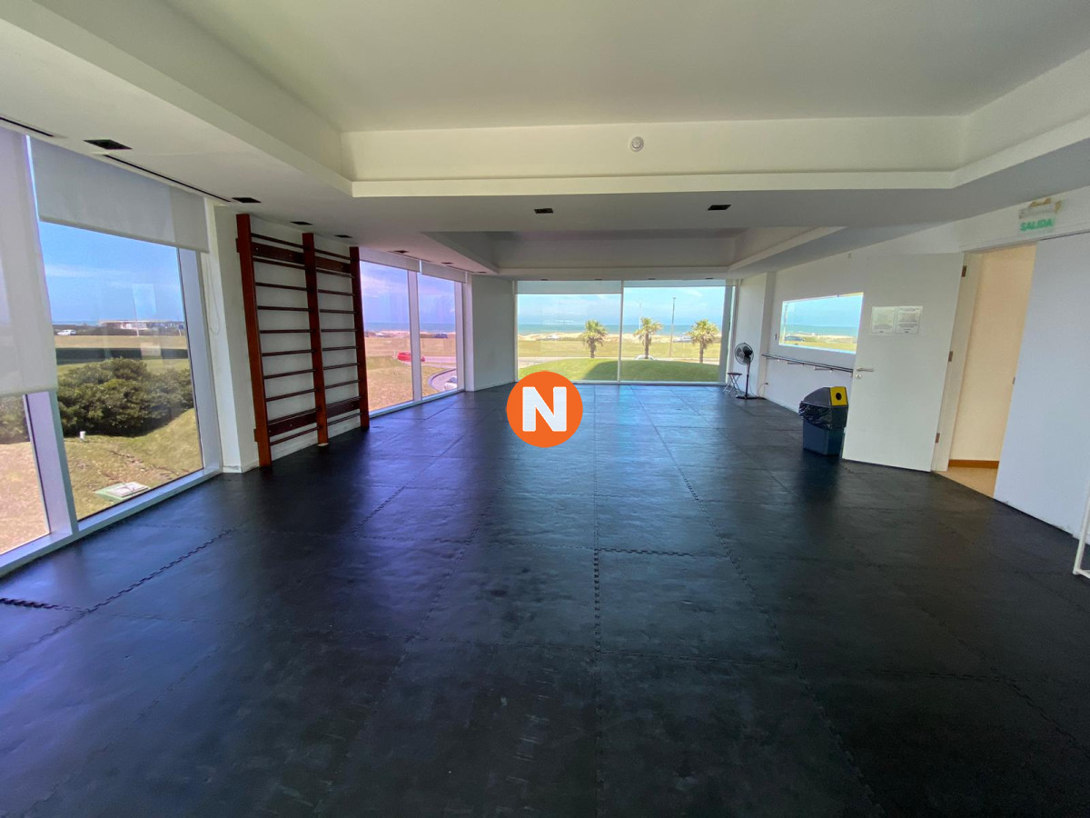 Apartamento Ref.220155 - Venta de Apartamento 3 dormitorios + servicio - Playa Brava - Punta del Este