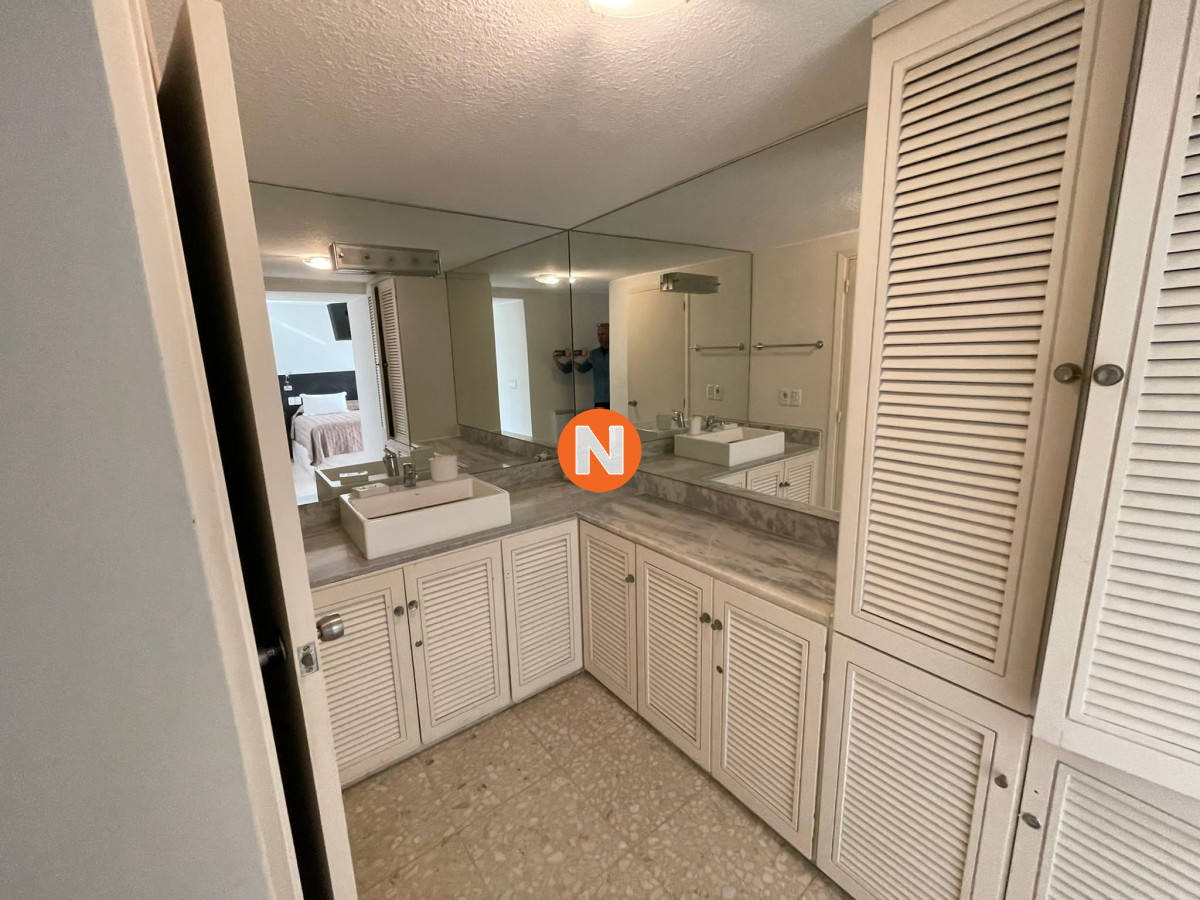 Apartamento Ref.220070 - Venta de apartamento de 3 dormitorios en la Peninsula 