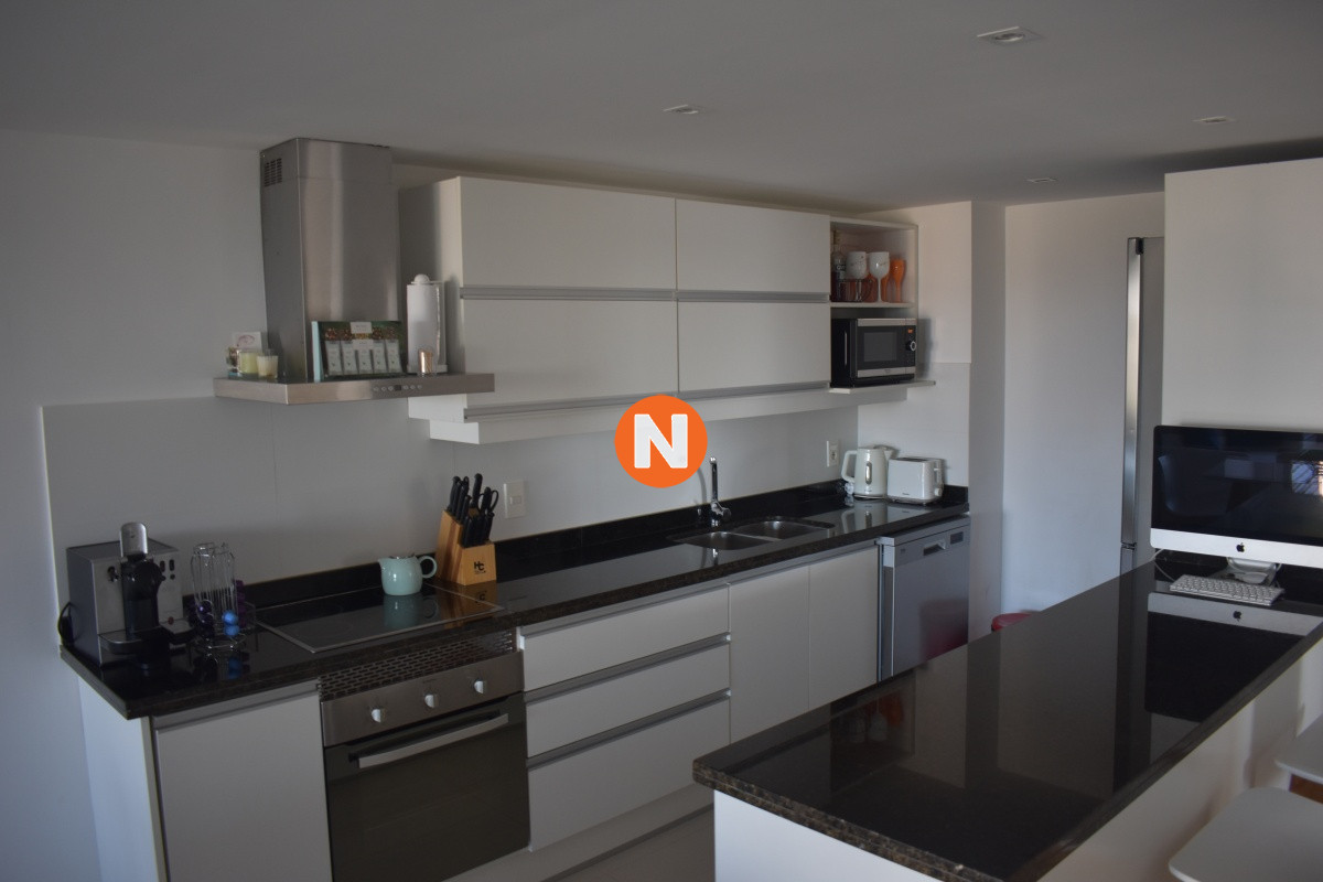 Apartamento Ref.220080 - VENTA DE APARTAMENTO DE 2 DORMITORIOS Y SERVICIO EN BRAVA PUNTA DEL ESTE 
