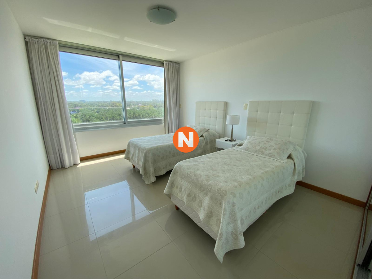 Apartamento Ref.220155 - Venta de Apartamento 3 dormitorios + servicio - Playa Brava - Punta del Este