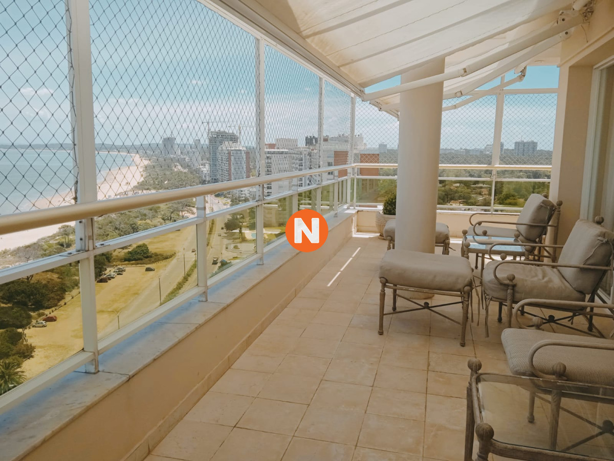 Apartamento Ref.217274 - Hermoso Penthouse , en uno de los edificios mas céntricos de Punta del Este!