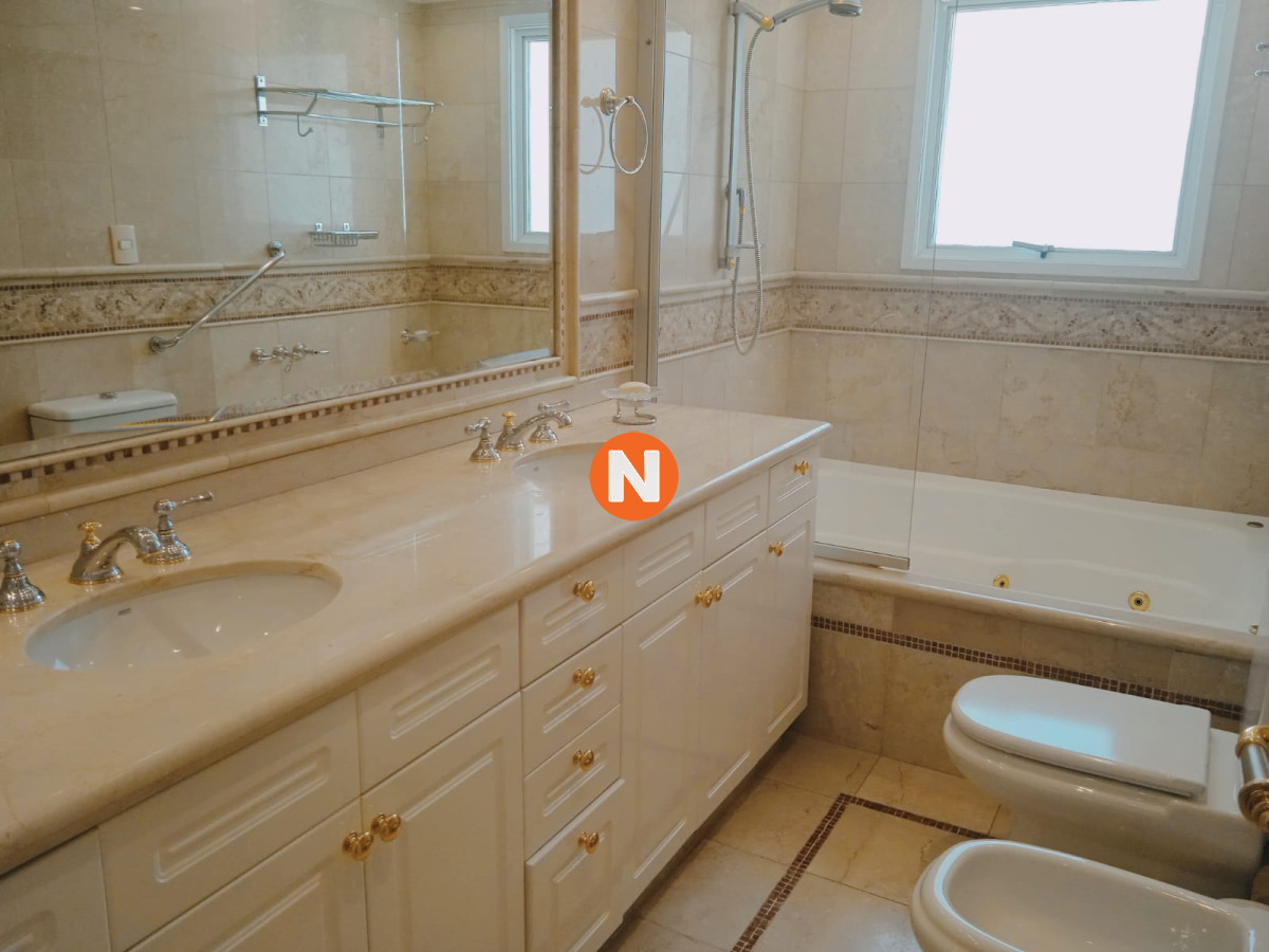 Apartamento Ref.217274 - Hermoso Penthouse , en uno de los edificios mas céntricos de Punta del Este!