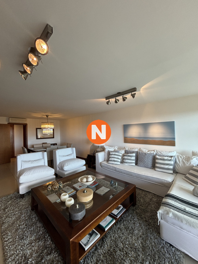 Apartamento Ref.8763 - VENTA DE APARTAMENTO DE 3 SUITES FRENTE AL MAR EN EDIFICIO MARIGOT BRAVA PUNTA DEL ESTE 