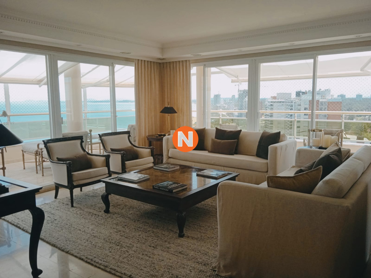 Apartamento Ref.217274 - Hermoso Penthouse , en uno de los edificios mas céntricos de Punta del Este!