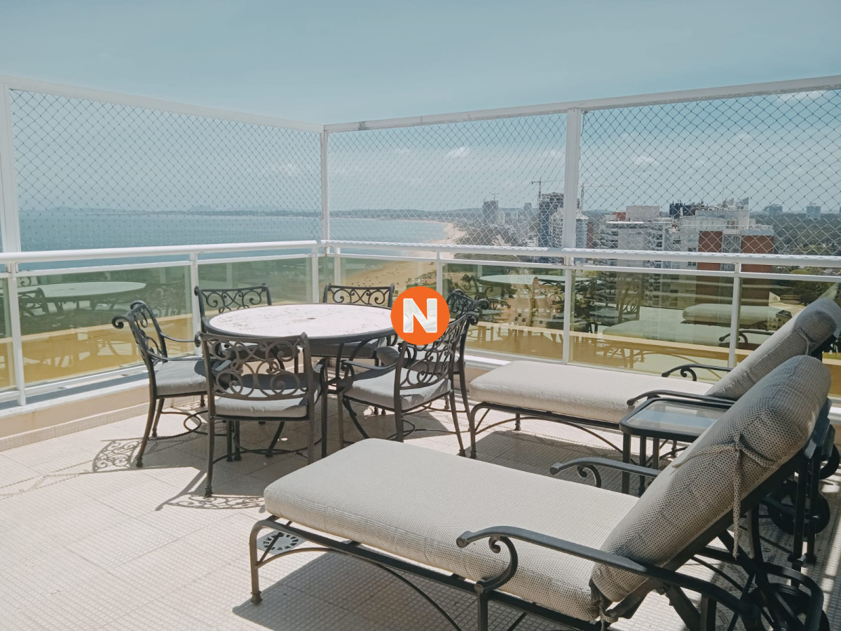 Apartamento Ref.217274 - Hermoso Penthouse , en uno de los edificios mas céntricos de Punta del Este!