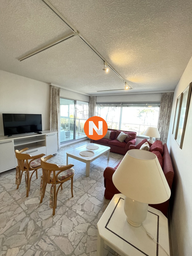 Apartamento Ref.222739 - En Venta - Apartamento 3 habitaciones, frente al mar. Parada 7, Punta del Este.