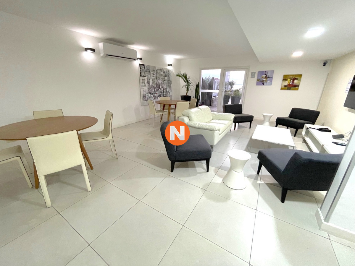 Apartamento Ref.223095 - Apartamento Lux Tower de dos dormitorios a metros de playa brava y mansa en Punta del Este 