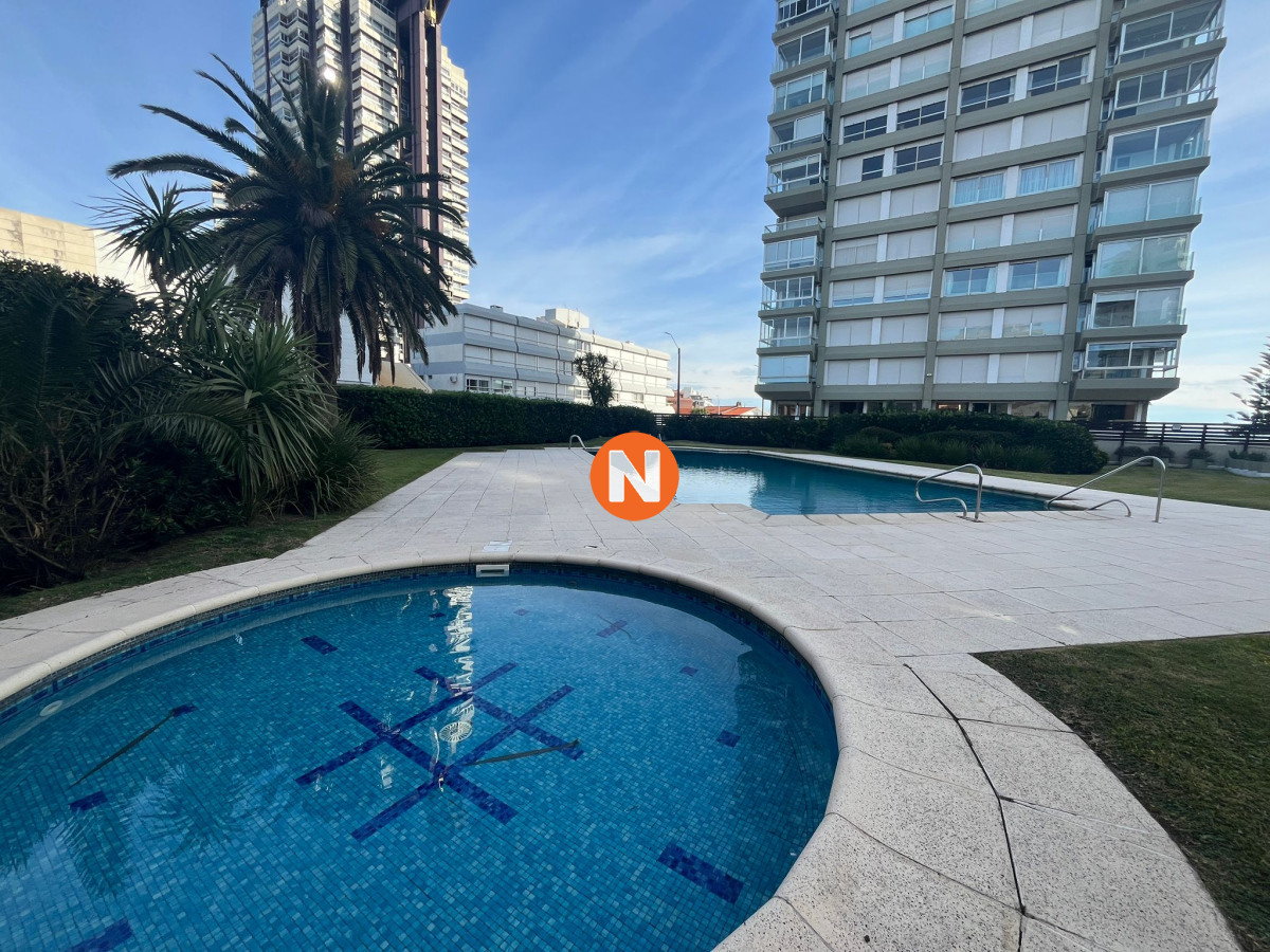 Apartamento Ref.203730 - Hermoso apartamento en primera linea al mar, en Venta y Alquiler, Mansa, Punta del Este, 3 Dormitorios.