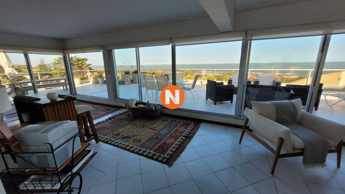 Apartamento Ref.220951 - Apartamento en Venta en Playa Brava excelente estado primera linea