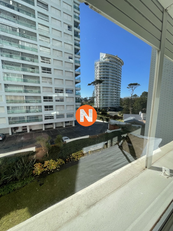 Apartamento Ref.222739 - En Venta - Apartamento 3 habitaciones, frente al mar. Parada 7, Punta del Este.